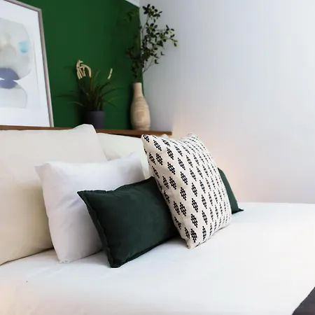 Downtown Museum Apartment *